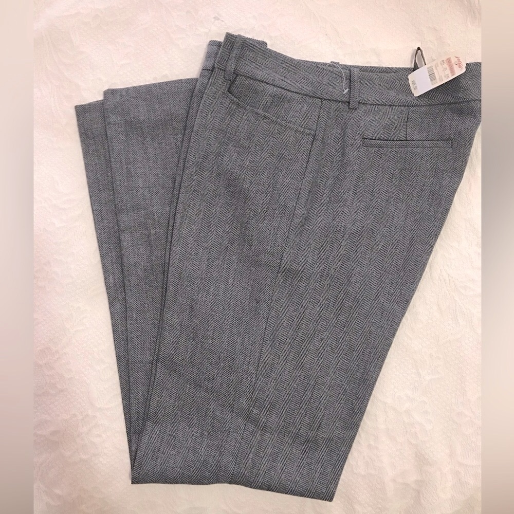 Lord & Taylor woman pants. Size 8. Grey color.